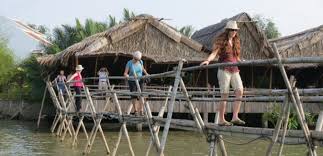 À la découverte des maisons en palmier d’eau de Câm Thanh